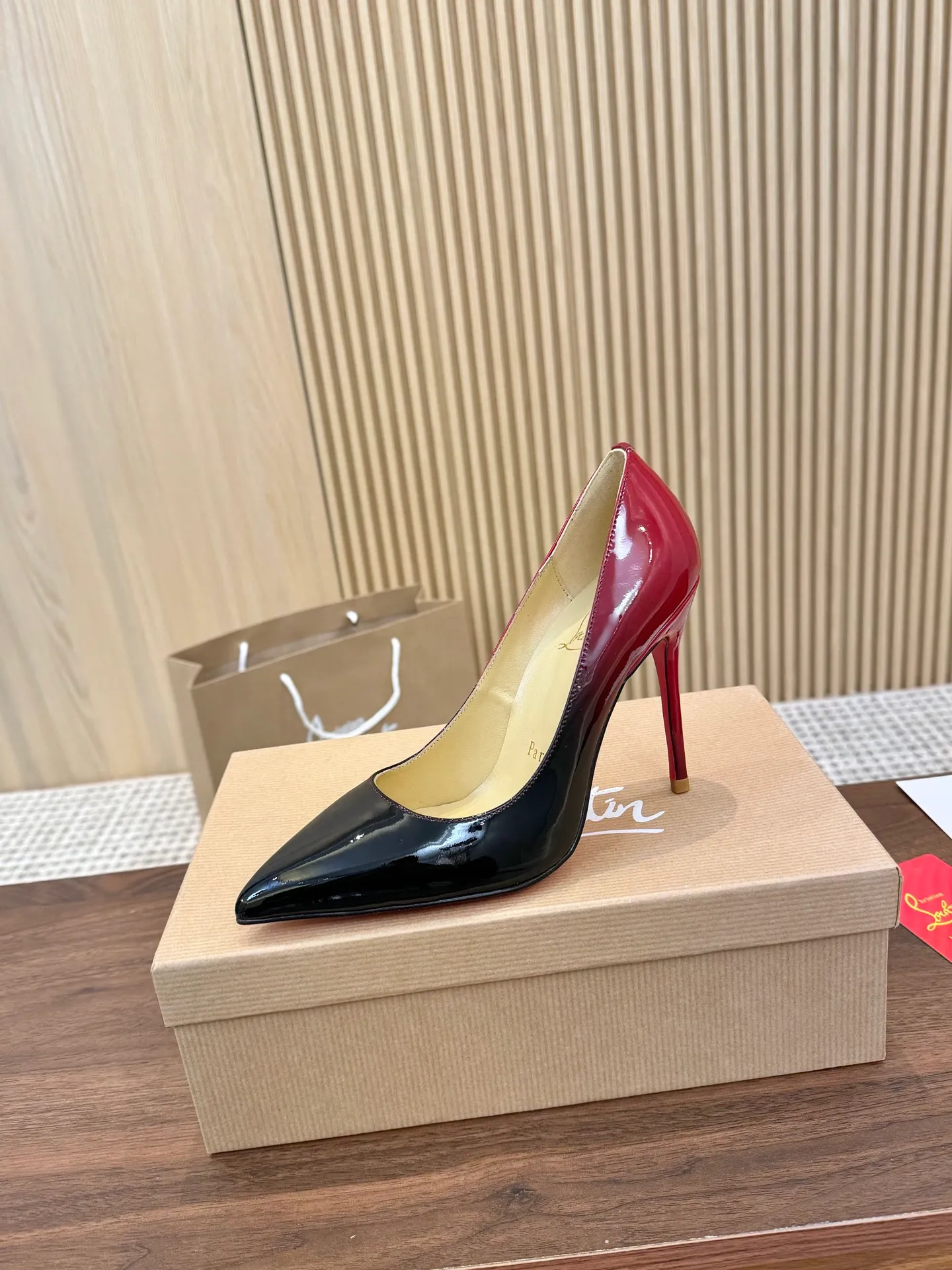 👟👟Ex-factory price 440👟👟 Genuine leather sole +40 Year-round shipment💝Christian Louboutin CL👠 Classic "💎Cow Patent Leather💎Series" noble and luxurious, real blingbling✨ Real materials, all customized by the pattern maker, and the materials are made of original customized materials, achieving the taste of the original 6 color options💍 Upper: imported 👉cow patent leather💪 lining: sheepskin foot pad/lining code number: 34-40.41.42 heel height: two options: 10.5cm and 8.5cm